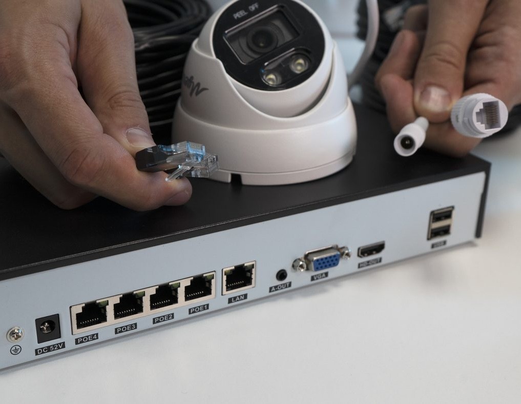 Крупний план PoE-роз'ємів на задній панелі відеореєстратора Myers 4CH IP KIT